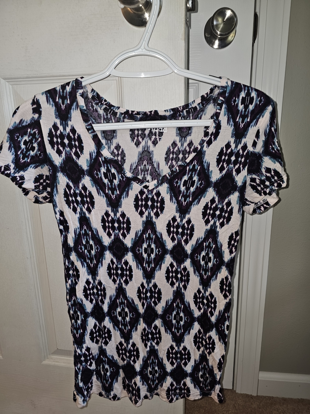 Juniors V-Neck Short Sleeve Printed Top - Navy & White
